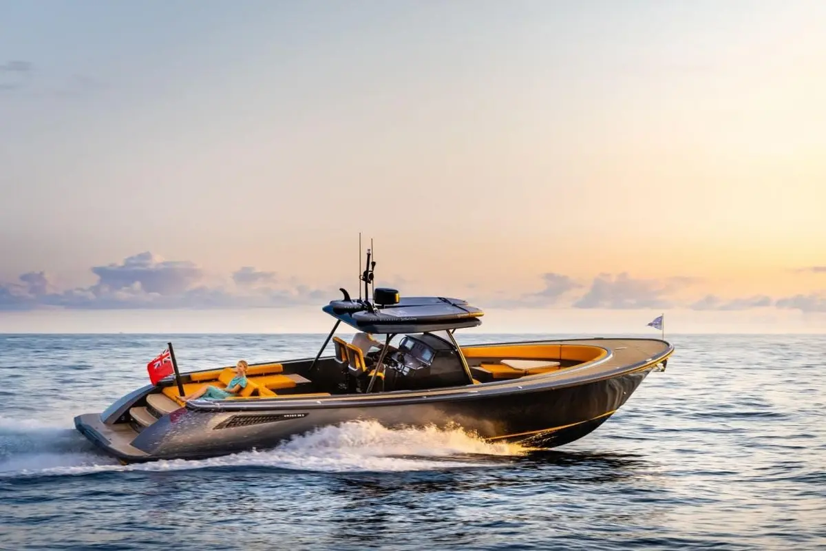 Wajer 38S — Sardinia Yacht Hire, Sardegna. Linee pulite e agilità tra le baie della Maddalena