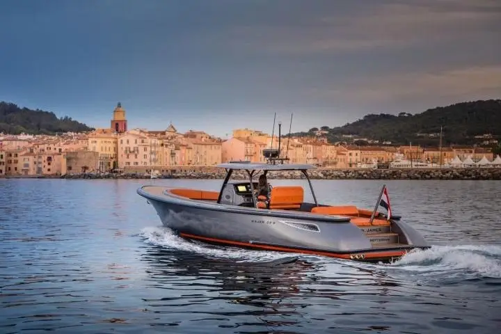 Wajer 38S, esterno — Sardinia Yacht Hire, Sardegna. Linee pulite e agilità tra le baie della Maddalena
