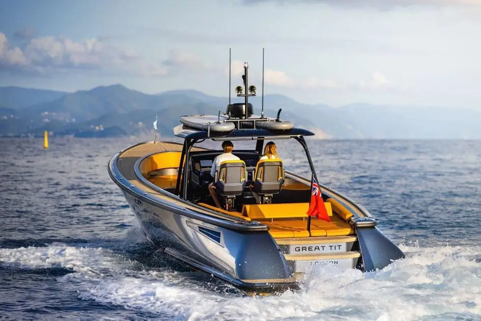 Wajer 38S, ponte di poppa — Sardinia Yacht Hire, Sardegna. Linee pulite e agilità tra le baie della Maddalena