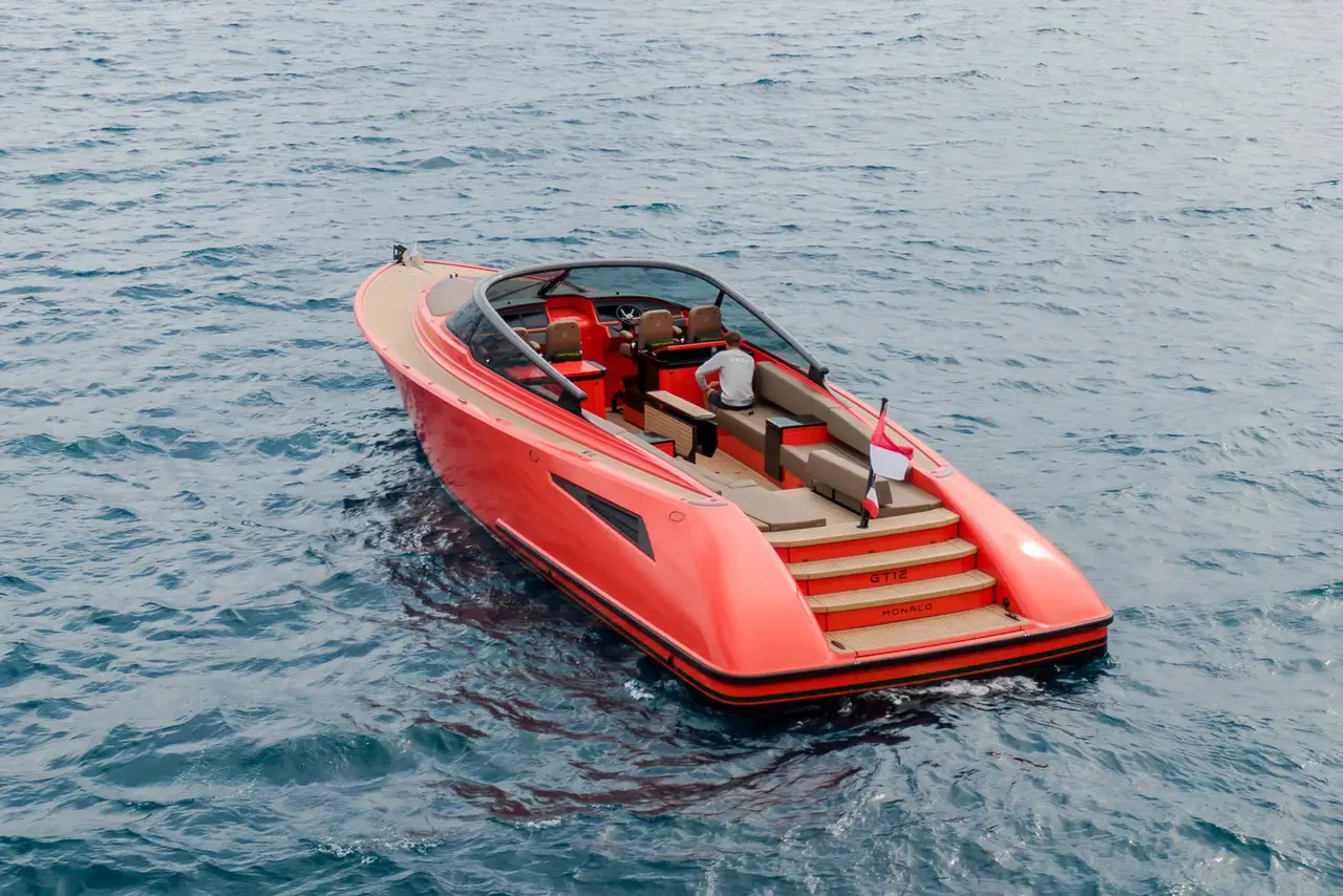 Wajer 55, cubierta de popa — Sardinia Yacht Hire, Cerdeña. Velocidad y espacio abierto para un día entre calas