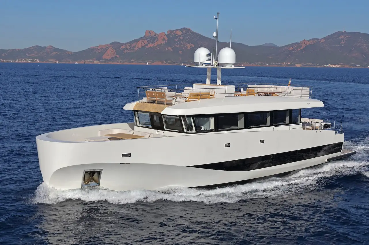 WallyAce 26, cubierta principal — Sardinia Yacht Hire, Cerdeña. Cinco camarotes y ritmo para la Costa Smeralda